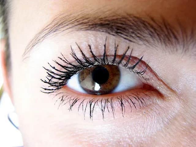 Jak prawidłowo nakładać olejek rycynowy na rzęsy dla szybszego wzrostu i gęstości
