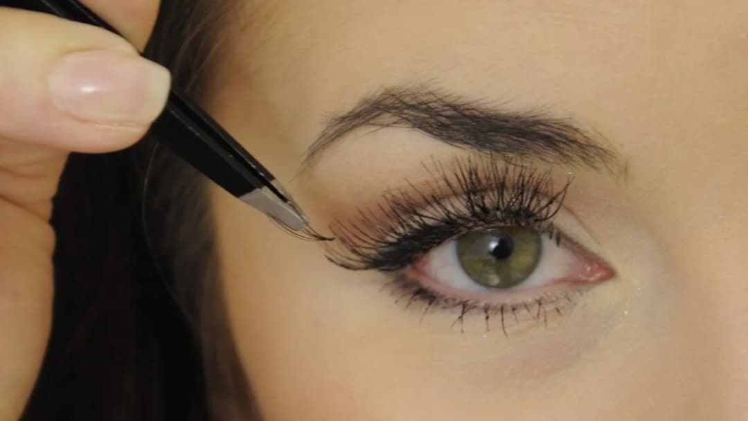 Sztuczne rzęsy z Rossmanna: Jak długo się trzymają?