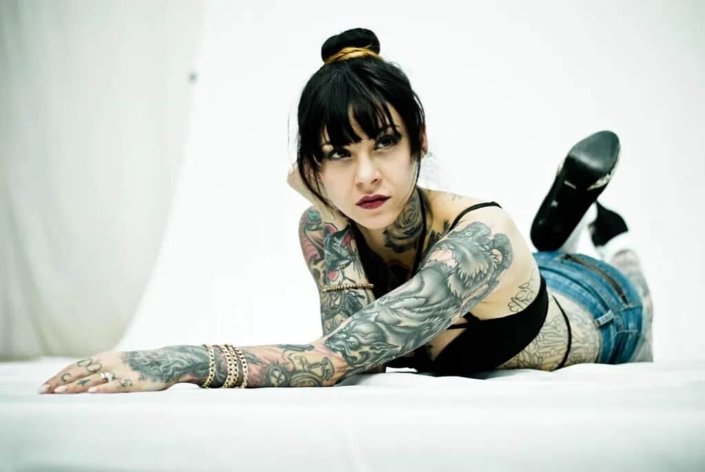 Tatuaż z kobietą znaczenie – odkryj głębokie symbole i emocje