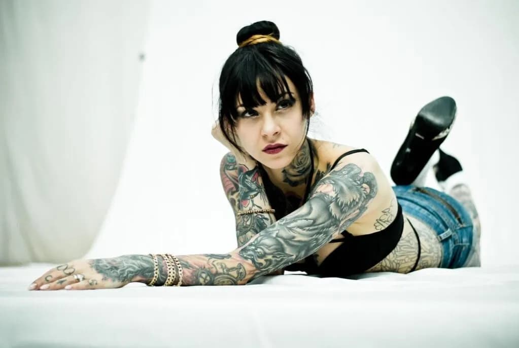 Tatuaż z kobietą znaczenie – odkryj głębokie symbole i emocje