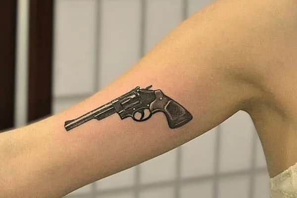Tatuaż pistolet znaczenie: odkryj ukryte symbole i emocje