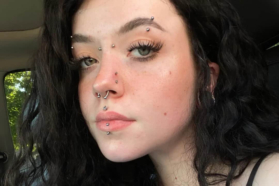 Ile kosztuje piercing brwi i jak uniknąć ukrytych kosztów? Sprawdź ceny i porady