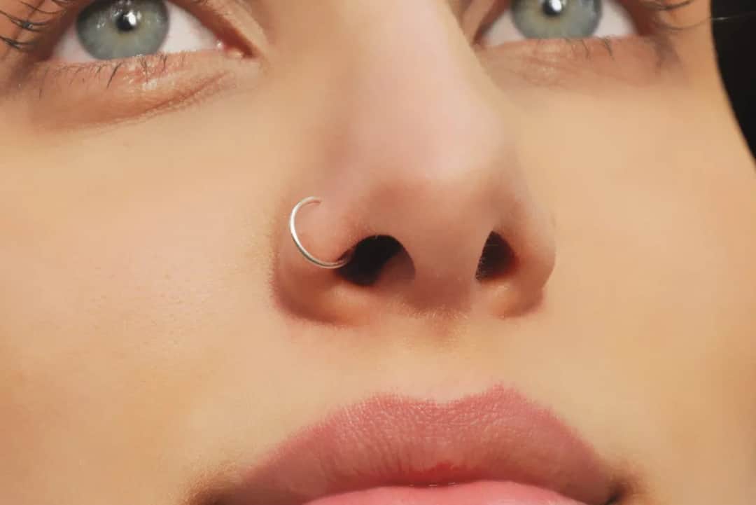 Ile naprawdę kosztuje piercing nosa? Sprawdź, jak uniknąć ukrytych opłat!