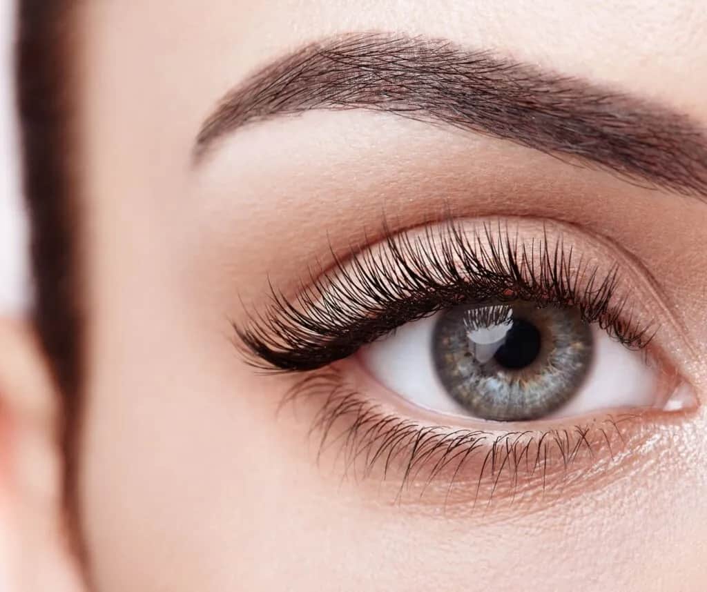 Rzęsy 1:1 – ile naprawdę się trzymają i jak przedłużyć ich trwałość?