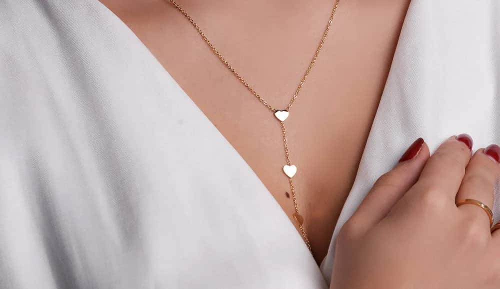 Jak idealnie dopasować naszyjnik do dekoltu – uniknij stylizacyjnych błędów