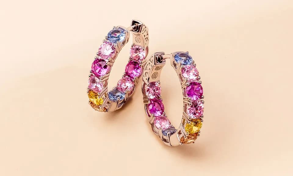 Jak wyczyścić złote kolczyki z cyrkoniami bez ryzyka uszkodzenia